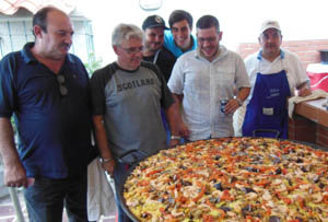 Adriano García, expresidente del CGPLC; Celso Opazo, Miguel Ángel Lago, secretario de RR PP del CGPLC; Manuel Sinde y William García Viloria observan la suculenta paella. Adriano García, expresidente del CGPLC; Celso Opazo, Miguel Ángel Lago, secretario de RR PP del CGPLC; Manuel Sinde y William García Viloria observan la suculenta paella.