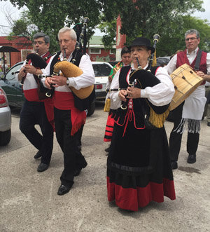 Un momento de la procesión. Un momento de la procesión.
