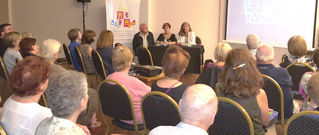 De izda. a dcha: Liliana Fuentes, Maite Michelón y Joaquín Rebollo, durante la presentación del documental. De izda. a dcha: Liliana Fuentes, Maite Michelón y Joaquín Rebollo, durante la presentación del documental.