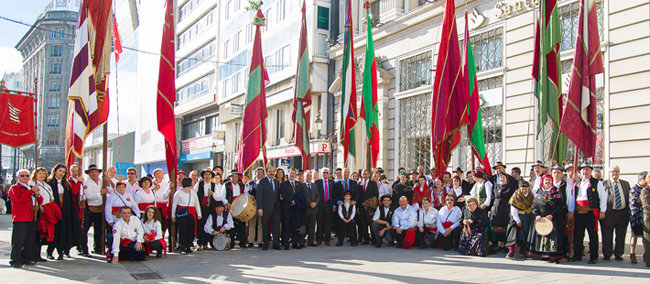 Algunas de las autoridades presentes y participantes en el desfile posan con los pendones. Algunas de las autoridades presentes y participantes en el desfile posan con los pendones.