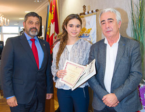 Sofía Cotán-Pinto, con Javier Sánchez y Manuel Vázquez, durante la entrega del premio. Sofía Cotán-Pinto, con Javier Sánchez y Manuel Vázquez, durante la entrega del premio.