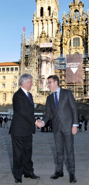 Los dos dirigentes, con la Catedral de Santiago al fondo. Los dos dirigentes, con la Catedral de Santiago al fondo.