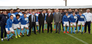 Feijóo y Tabaré posan con directivos y jugadores de la Sociedad Deportiva Compostelana. Feijóo y Tabaré posan con directivos y jugadores de la Sociedad Deportiva Compostelana.