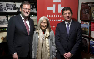 Mariano Rajoy, con María Kodama e Ignacio Olmos. Mariano Rajoy, con María Kodama e Ignacio Olmos.