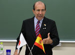 Gonzalo de Benito, durante la conferencia en la Universidad de Kobe. Gonzalo de Benito, durante la conferencia en la Universidad de Kobe.