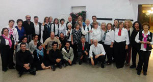 Foto de familia de los integrantes del coro. Foto de familia de los integrantes del coro.