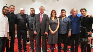 José Ramón Ónega –en el centro– con los miembros del grupo Batital. José Ramón Ónega –en el centro– con los miembros del grupo Batital.