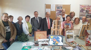 Un momento de la visita del embajador y del cónsul general a la Casa de España en la Región Parisina. Un momento de la visita del embajador y del cónsul general a la Casa de España en la Región Parisina.