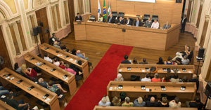 La Cámara Municipal de Curitiba, durante la sesión solemne. La Cámara Municipal de Curitiba, durante la sesión solemne.