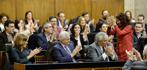 Montero recibe los aplausos de los otros diputados, tras la aprobación del Presupuesto. Montero recibe los aplausos de los otros diputados, tras la aprobación del Presupuesto.