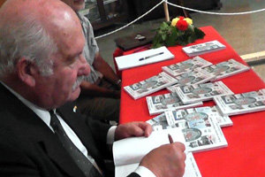 El autor firmó el libro. El autor firmó el libro.