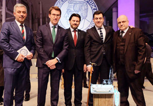 De izda. a dcha., Valentín García, Alberto Núñez Feijóo, Antonio Rodríguez Miranda, Román Rodríguez, y el cónsul de Cuba en Galicia, José Antonio Solana, durante el acto de homenaje a Neira Vilas. De izda. a dcha., Valentín García, Alberto Núñez Feijóo, Antonio Rodríguez Miranda, Román Rodríguez, y el cónsul de Cuba en Galicia, José Antonio Solana, durante el acto de homenaje a Neira Vilas.