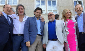 Antonio Rodríguez Miranda, flanqueado por José Manuel Brandariz y Julio Fernández, junto con otros asistentes al Encuentro. Antonio Rodríguez Miranda, flanqueado por José Manuel Brandariz y Julio Fernández, junto con otros asistentes al Encuentro.