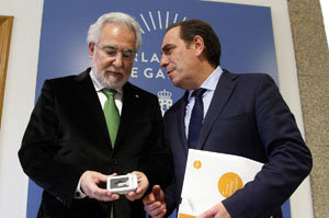 El presidente del Parlamento gallego, Miguel Santalices –izda.–, recibe el proyecto de Ley de Presupuestos de manos de Valeriano Martínez. El presidente del Parlamento gallego, Miguel Santalices –izda.–, recibe el proyecto de Ley de Presupuestos de manos de Valeriano Martínez.