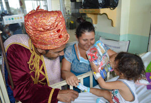 Uno de los Reyes Magos, durante la visita al Hospital Nacional Benjamín Bloom. Uno de los Reyes Magos, durante la visita al Hospital Nacional Benjamín Bloom.