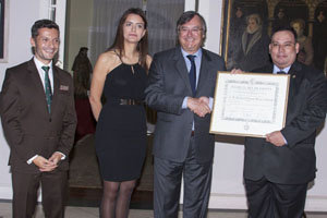 El embajador de España entrega el título de la Orden de la Cruz de Isabel la Católica a Richard Barreiro y Olmedo, en presencia de Luis Melgar Valero, primer secretario de la Embajada, y de María Victoria Vilar Mendoza. El embajador de España entrega el título de la Orden de la Cruz de Isabel la Católica a Richard Barreiro y Olmedo, en presencia de Luis Melgar Valero, primer secretario de la Embajada, y de María Victoria Vilar Mendoza.
