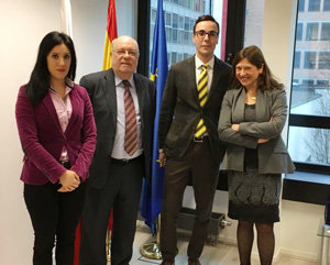 Montserrat García y Juan José Sota –1ª y 2º por la izda.– durante la visita a la nueva sede de la oficina de Cantabria en Bruselas. Montserrat García y Juan José Sota –1ª y 2º por la izda.– durante la visita a la nueva sede de la oficina de Cantabria en Bruselas.