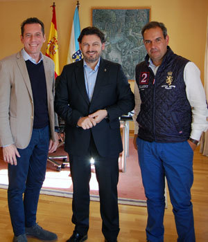 De izda. a dcha., Roberto González, Antonio Rodríguez Miranda y José Antonio Alejandro, durante el encuentro. De izda. a dcha., Roberto González, Antonio Rodríguez Miranda y José Antonio Alejandro, durante el encuentro.