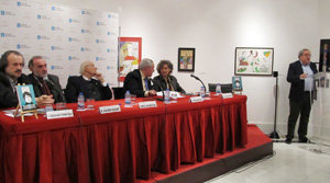 Jesús Egido, en el atril, seguido desde la mesa Fernán Vello, Xavier Seoane, Romay Beccaría, José Ramón Ónega y Marina Mayoral. Jesús Egido, en el atril, seguido desde la mesa Fernán Vello, Xavier Seoane, Romay Beccaría, José Ramón Ónega y Marina Mayoral.