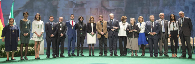 La presidenta de Andalucía posa con los premiados, durante la celebración del Día de Andalucía. La presidenta de Andalucía posa con los premiados, durante la celebración del Día de Andalucía.