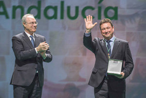 Manuel Molina saluda tras recibir su Medalla de Andalucía. Manuel Molina saluda tras recibir su Medalla de Andalucía.