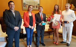 Un momento de la visita de la 'Reina' del HCV al Ayuntamiento de Tenerife. Un momento de la visita de la 'Reina' del HCV al Ayuntamiento de Tenerife.