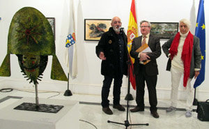 Rivada, Jiménez y Nieto, en la presentación de la exposición, con la escultura Cigarrón en primer término