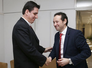 Saludo entre el presdidente del Centro Asturiano de Caracas y el consejero de Presidencia. Saludo entre el presdidente del Centro Asturiano de Caracas y el consejero de Presidencia.