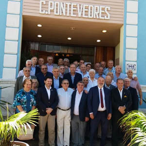 Miranda, Dobarro y el embajador Varela posan junto a los dirigentes de las comunidades gallegas en el país. Miranda, Dobarro y el embajador Varela posan junto a los dirigentes de las comunidades gallegas en el país.