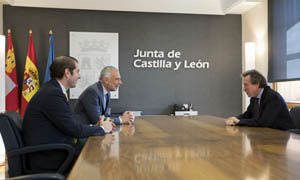 José Antonio de Santiago-Juárez, reunido con el embajador y el vicecónsul de Italia en España. José Antonio de Santiago-Juárez, reunido con el embajador y el vicecónsul de Italia en España.