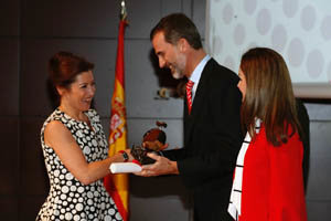 Don Felipe y doña Letizia entregan el galardón a Sara Baras. Don Felipe y doña Letizia entregan el galardón a Sara Baras.