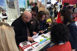 Asistentes a la feria visitan el estand de Galicia en la MITT de Moscú. Asistentes a la feria visitan el estand de Galicia en la MITT de Moscú.