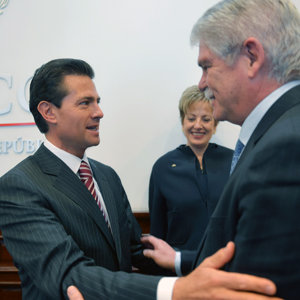 El presidente mexicano saluda al ministro español. El presidente mexicano saluda al ministro español.
