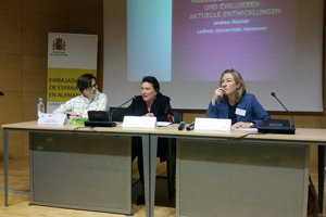 De izda. a dcha.: Andrea Rössler, María Victoria Moreira y Cristina Conde. De izda. a dcha.: Andrea Rössler, María Victoria Moreira y Cristina Conde.