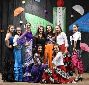 El cuerpo de baile de la entidad puso el colorido de la noche. El cuerpo de baile de la entidad puso el colorido de la noche.