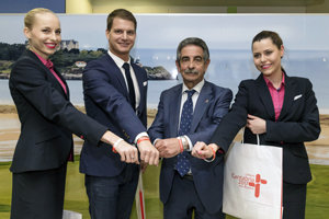 El presidente, con parte de la tripulación y el director de comunicación de Wizz Air. El presidente, con parte de la tripulación y el director de comunicación de Wizz Air.