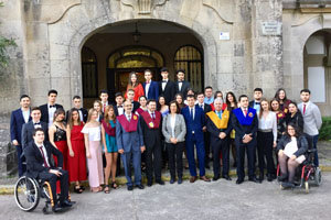 El secretario xeral posa junto a otros galardonados y autoridades académicas en el exterior del Colegio Mayor. El secretario xeral posa junto a otros galardonados y autoridades académicas en el exterior del Colegio Mayor.