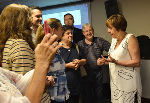 Serrano conversa con algunos de los asistentes. Serrano conversa con algunos de los asistentes.