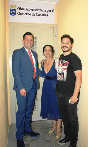 José Téllez, Matías Llere y Liliana Acosta desatan las cintas inaugurales del ascensor del Club Archipiélago Canario. José Téllez, Matías Llere y Liliana Acosta desatan las cintas inaugurales del ascensor del Club Archipiélago Canario.