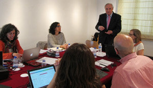 Ónega cambia impresiones con los participantes en la reunión. Ónega cambia impresiones con los participantes en la reunión.