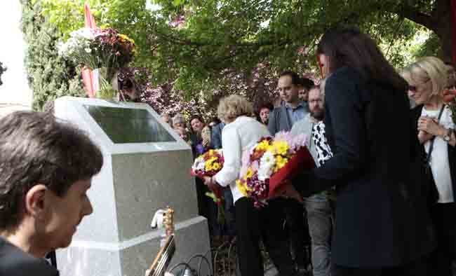 Las alcaldesas de Madrid y París depositan una ofrenda floral en recuerdo de los combatientes. Las alcaldesas de Madrid y París depositan una ofrenda floral en recuerdo de los combatientes.