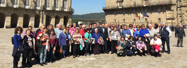 Foto de familia del secretario xeral, junto con los participantes en el viaje organizado por el Centro Galego de Burgos. Foto de familia del secretario xeral, junto con los participantes en el viaje organizado por el Centro Galego de Burgos.