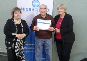 Un momento de la entrega de los certificados a los descendientes. Un momento de la entrega de los certificados a los descendientes.