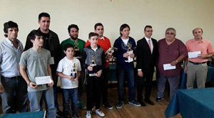 Los ganadores posan con sus premios. Los ganadores posan con sus premios.