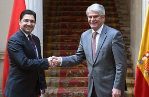 Saludo entre los ministros de Exteriores de Marruecos y España. Saludo entre los ministros de Exteriores de Marruecos y España.