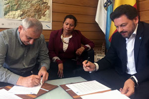 Antonio Rodríguez Miranda y Manuel Pérez Vidal, durante la firma del acuerdo. Antonio Rodríguez Miranda y Manuel Pérez Vidal, durante la firma del acuerdo.