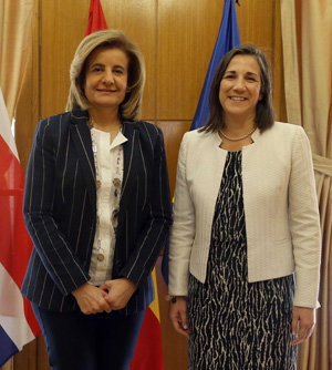 Un momento del encuentro entre Fátima Báñez y Mercedes Peña. Un momento del encuentro entre Fátima Báñez y Mercedes Peña.