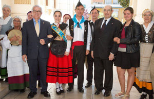 Salvador Ordónez posa con miembros de la Diputación y del Centro Asturiano de Alicante. Salvador Ordónez posa con miembros de la Diputación y del Centro Asturiano de Alicante.