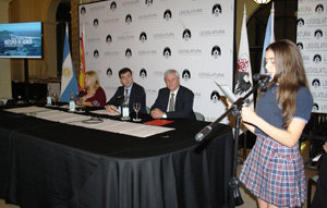Una alumna del colegio Santiago Apóstol, durante su intervención en el acto de la legislatura de la Ciudada de Buenos Aires. Una alumna del colegio Santiago Apóstol, durante su intervención en el acto de la legislatura de la Ciudada de Buenos Aires.