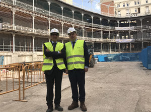 El director para la Comunidad Vasca en el Exterior durante la visita a las obras del frontón Beti Jai. El director para la Comunidad Vasca en el Exterior durante la visita a las obras del frontón Beti Jai.